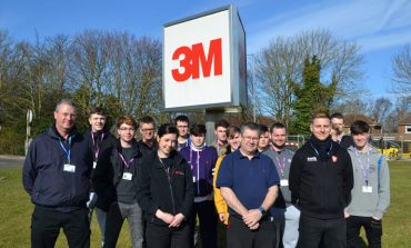 Former apprentice gives engineering students 3M plant tour