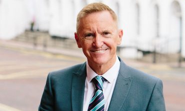 Chief executive of leading council announces retirement